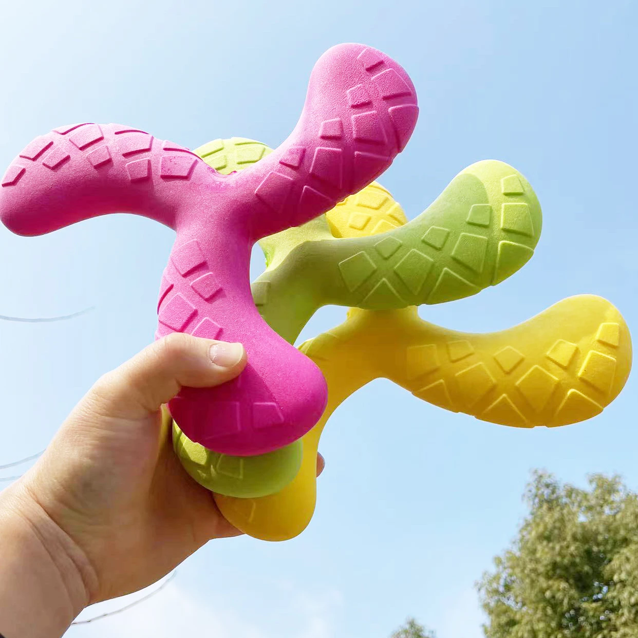 Boomerang triangular flotante para perros Qzee en exterior