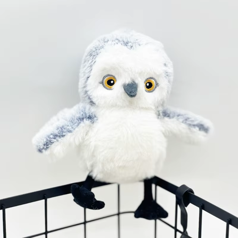 Gato jugando con el juguete