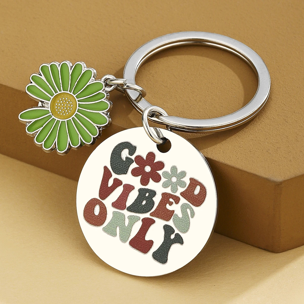 Llavero Only Good Vibes mostrando su grabado circular