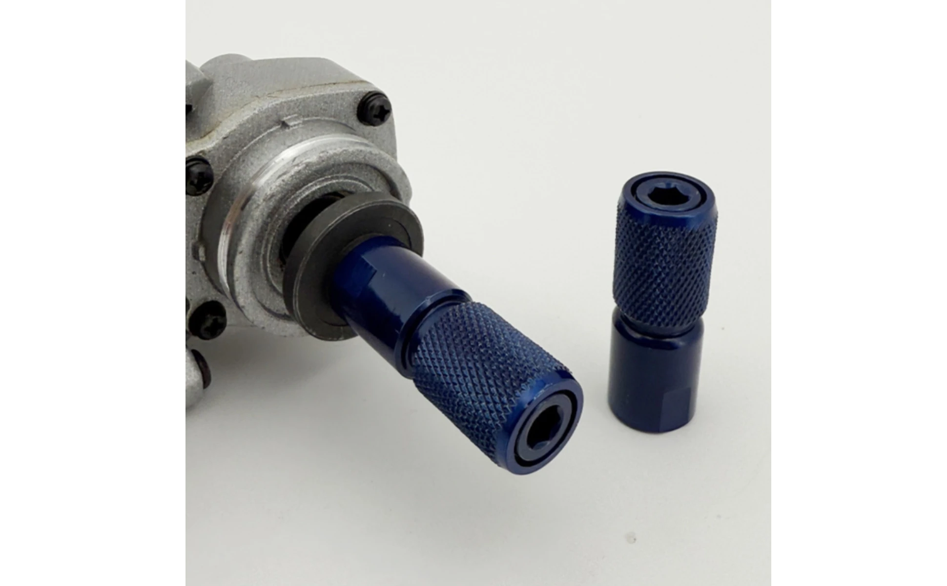 Adaptador roscado con acabado azul por electroforesis