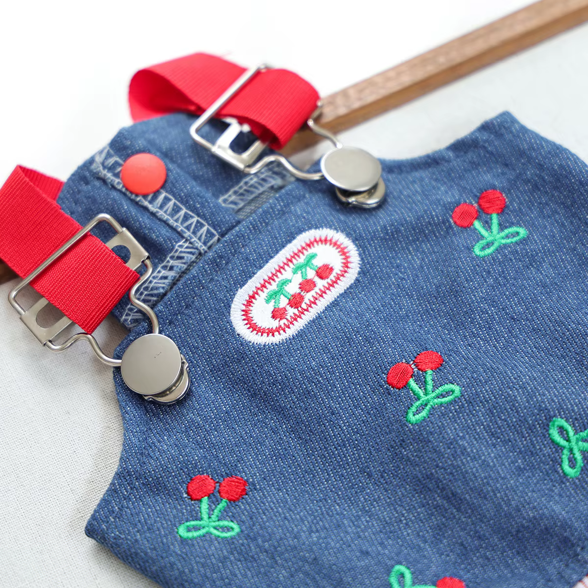 Vestido Mezclilla Cerezas Bordado para Perros Pequeños - imagen 5