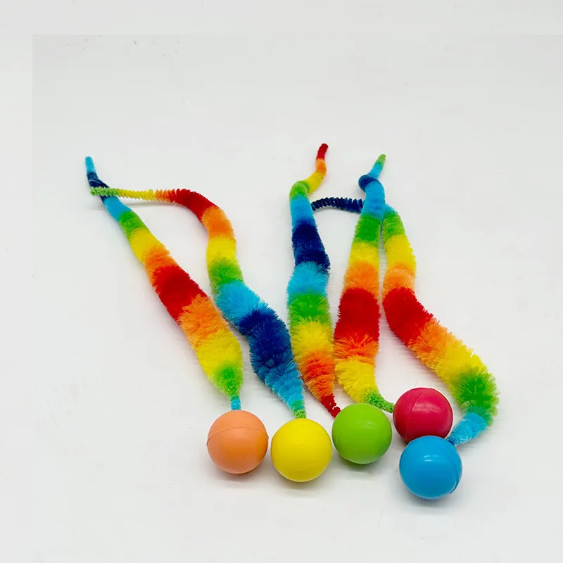 Pelotas con cola para juego entre gatos