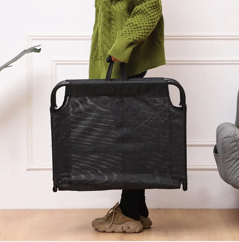 Cama plegable para perros desplegada en exteriores