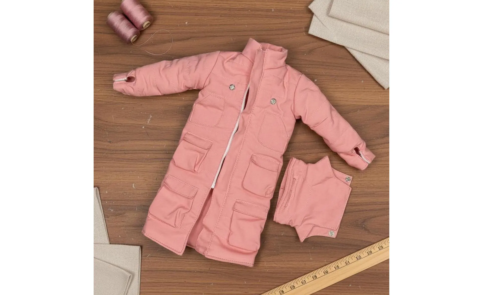 Detalle del tejido acolchado y acabados de la chaqueta