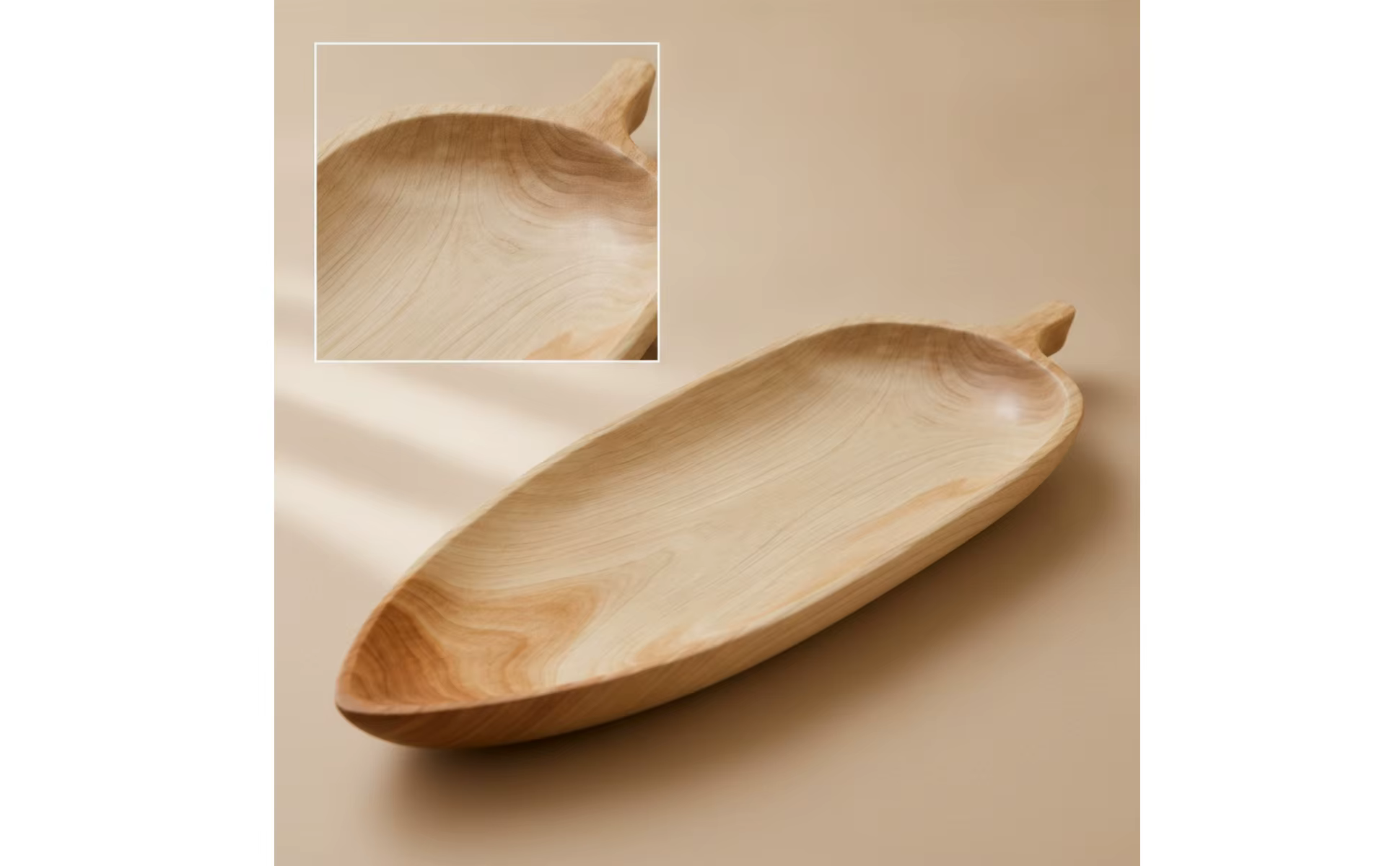 Bandeja de madera natural con textura y veta visible