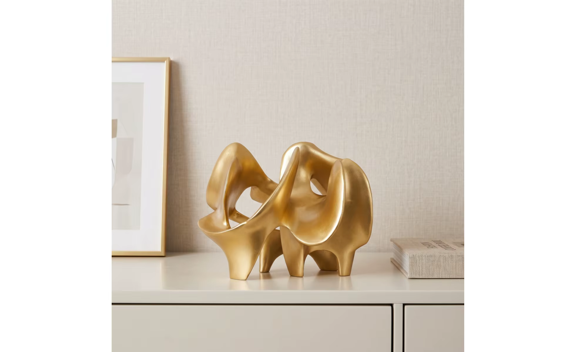 Escultura geométrica moderna en resina con acabado liso