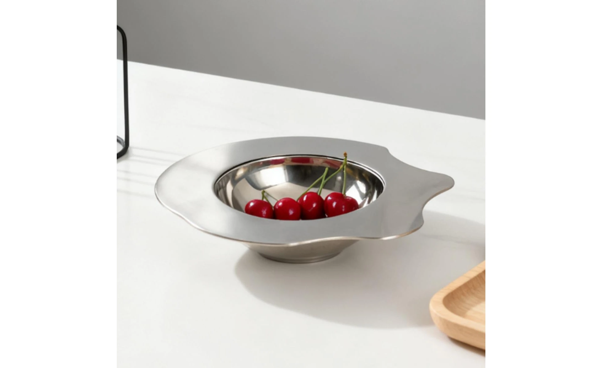 Bandeja de acero inoxidable dispuesta sobre mesa de madera con estilo moderno