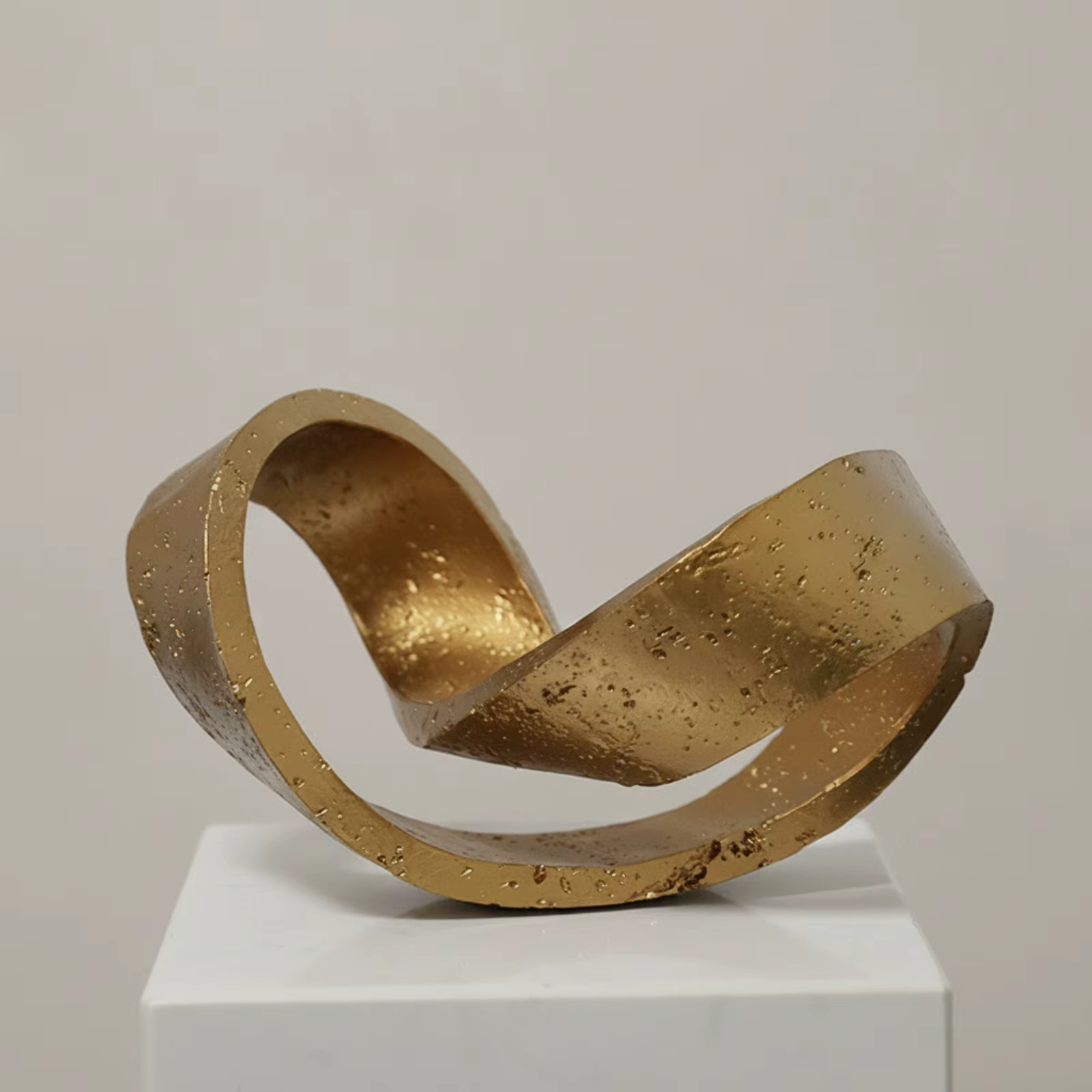 Escultura geométrica de cinta para decorar estantes y mesas