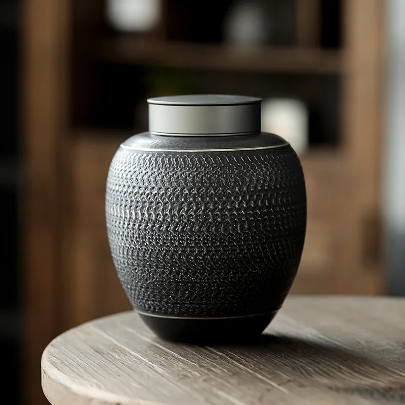 Vista frontal de la urna cerámica