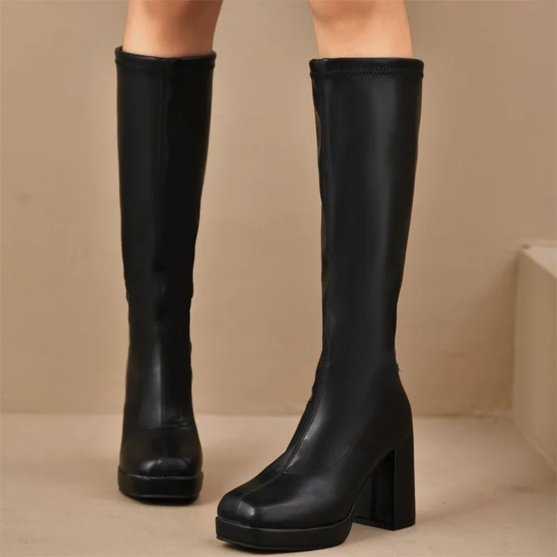 Bota TULX mostrando detalle de la suela gruesa y el diseño de la hebilla (si aplica)