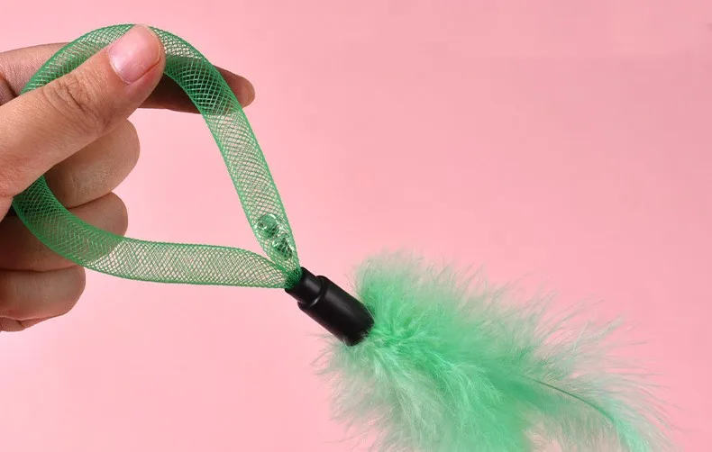 Detalle de las plumas y campana del juguete