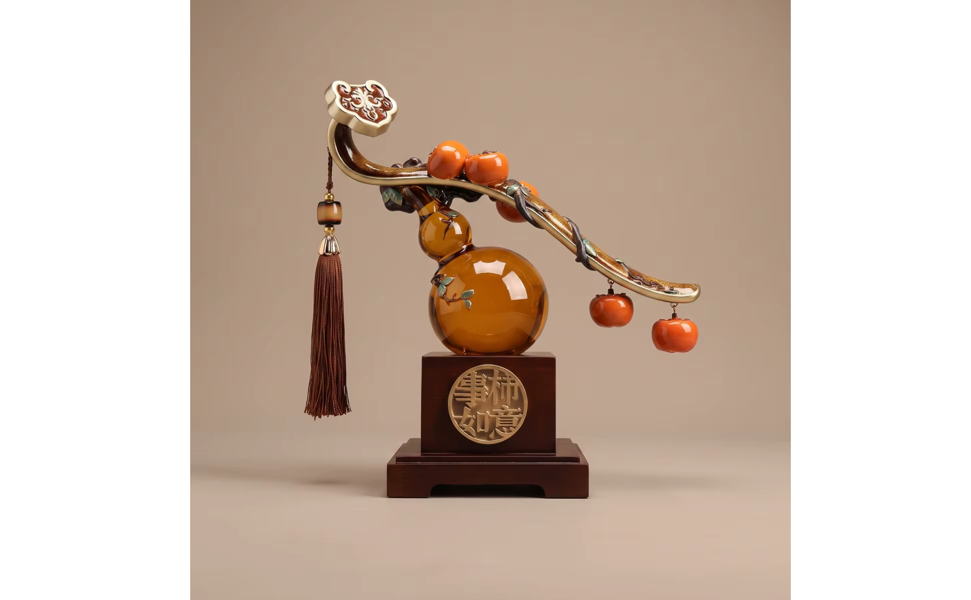 Adorno de sobremesa con pedestal escalonado y detalles decorativos