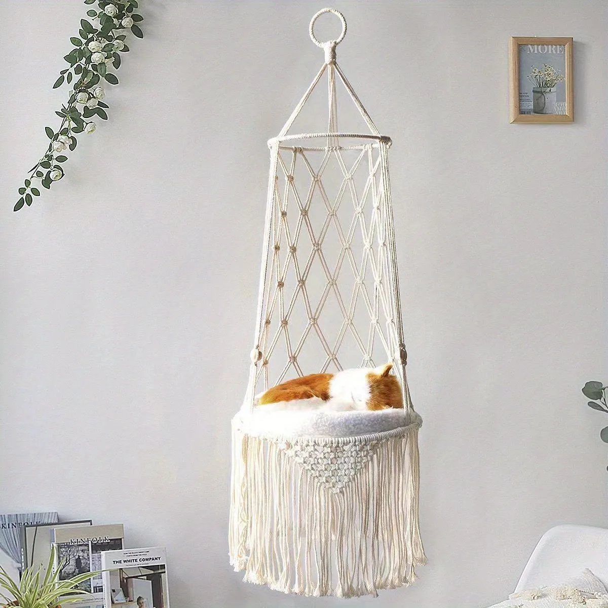Hamaca para gato instalada en ventana soleada