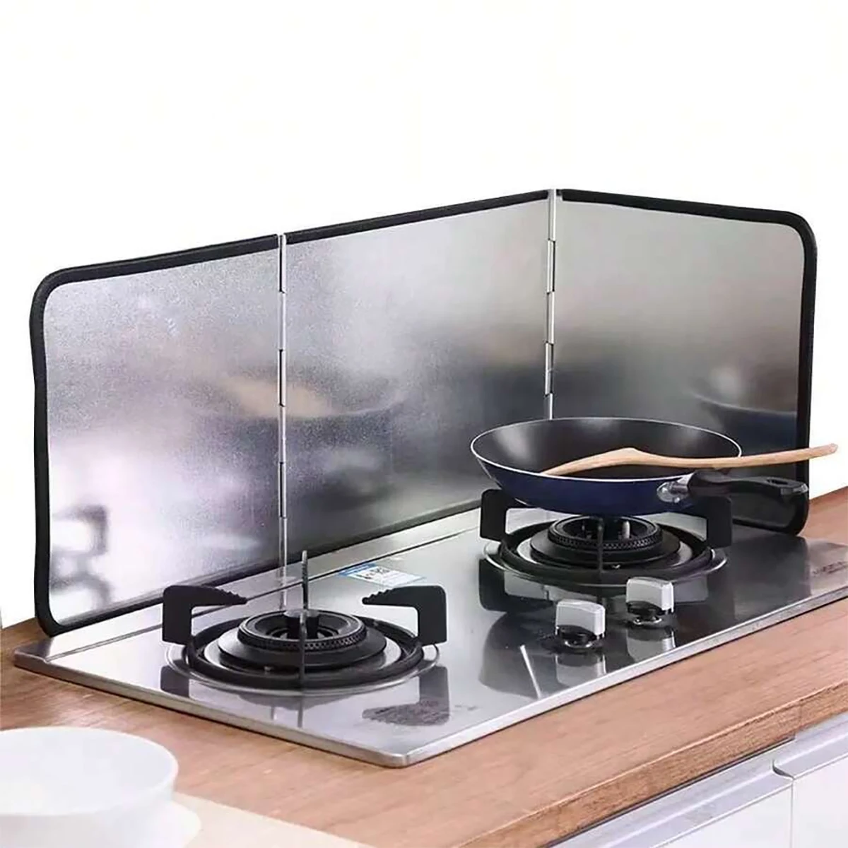 Barrera plegable de cocina instalada en estufa