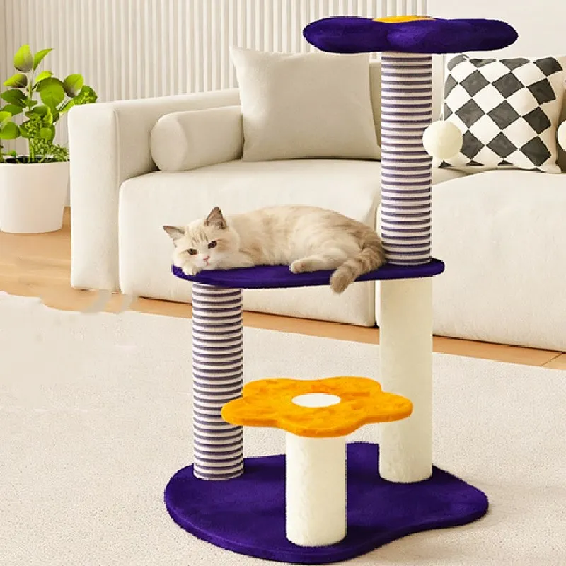 Vista lateral del árbol rascador para gatos con base estable