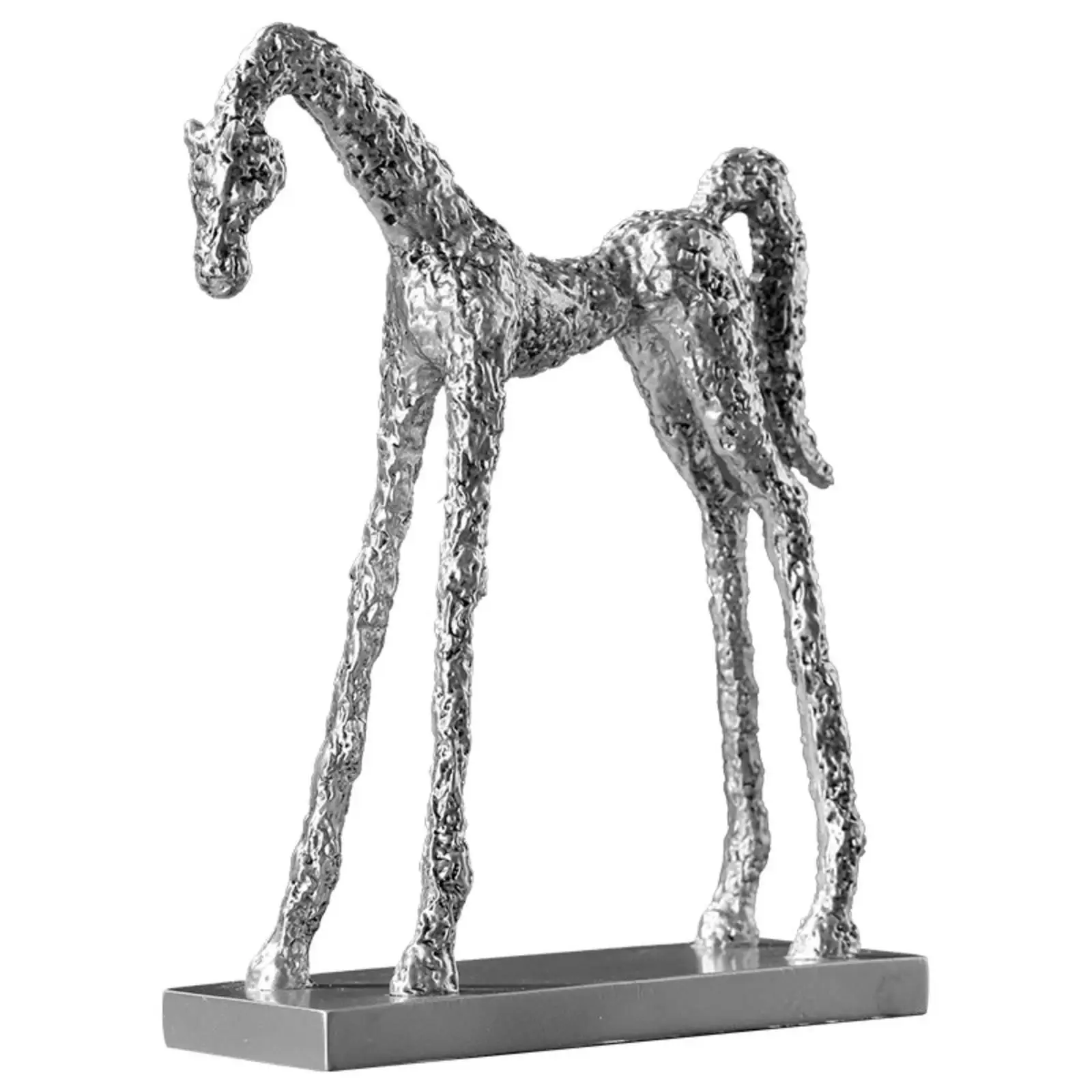 Figura decorativa de caballo de resina plateada sobre mesa