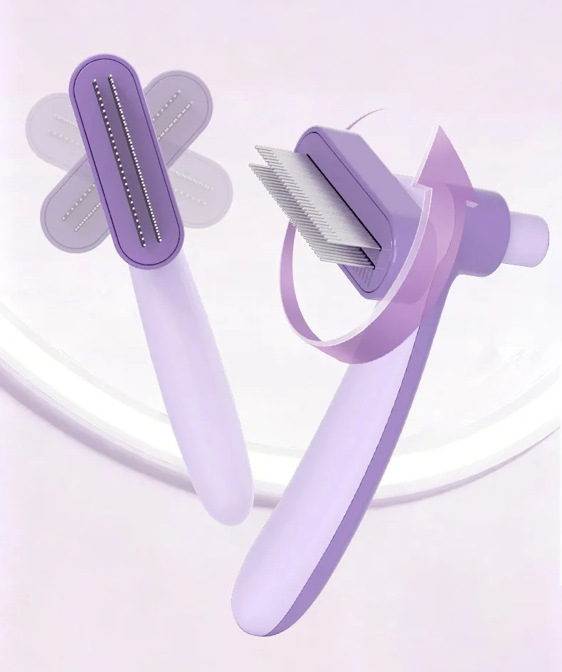 Cepillo ajustable para pulgas en uso