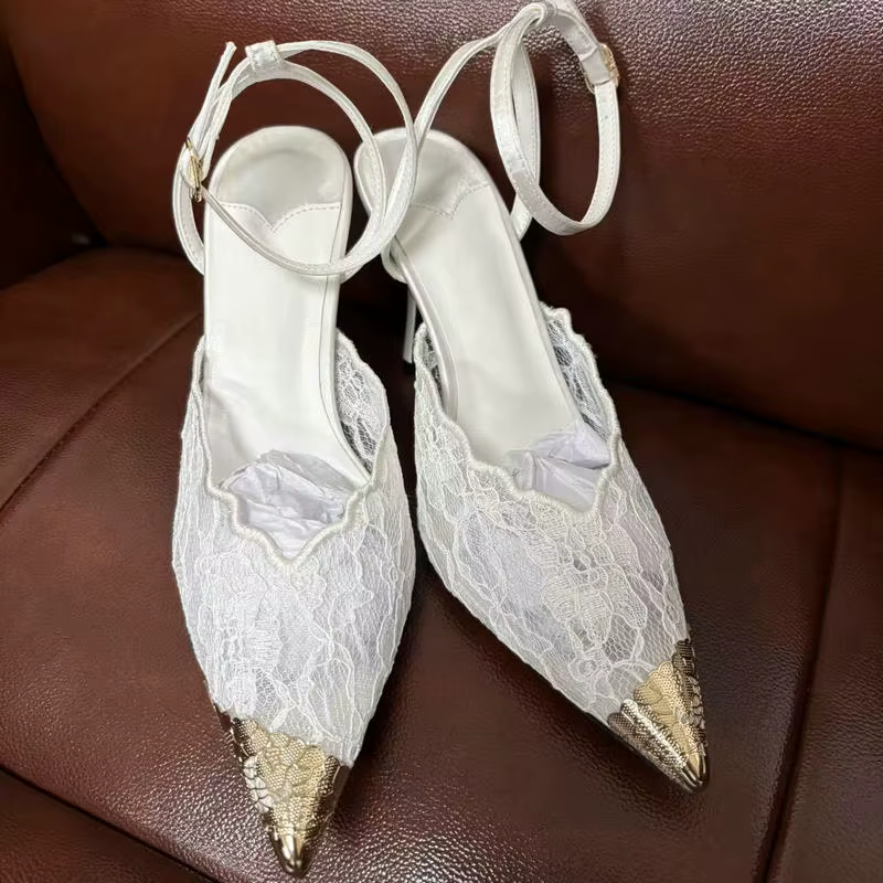 Detalle del slingback y la punta puntiaguda