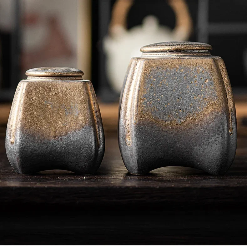 Urna decorativa de cerámica con grabados personalizados