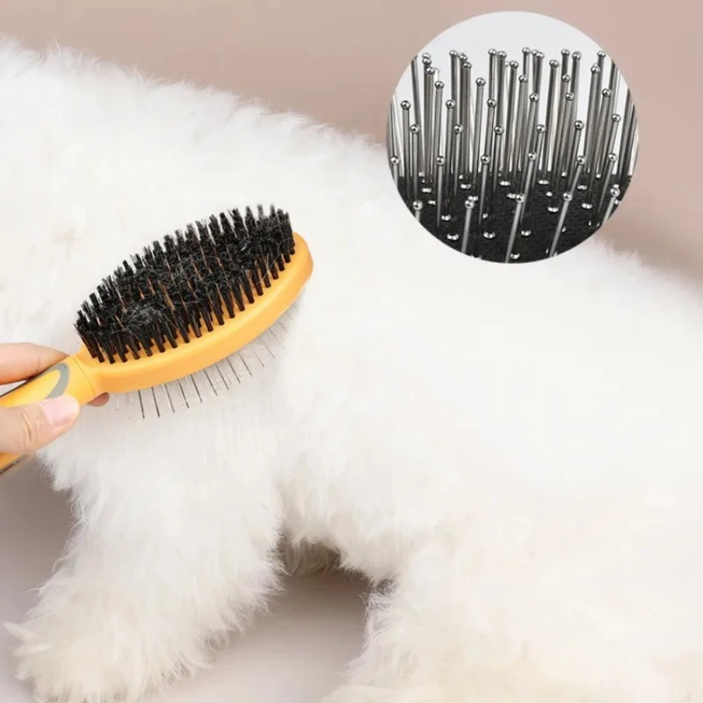 Uso del cepillo en un perro de pelo medio