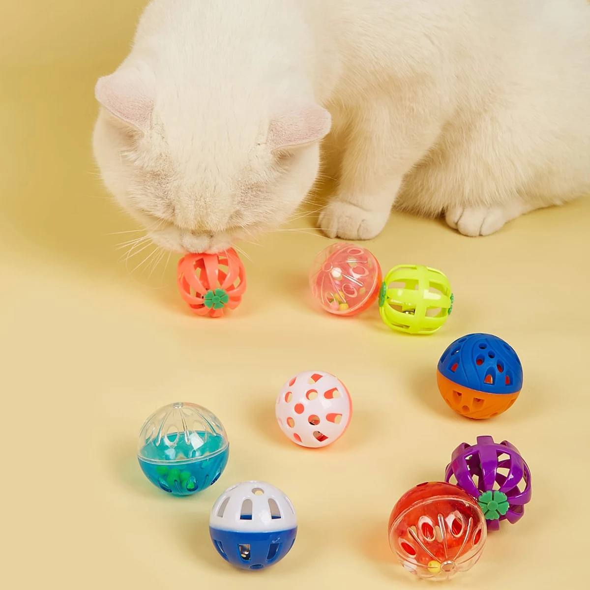 Bolas de plástico colorful para gatos