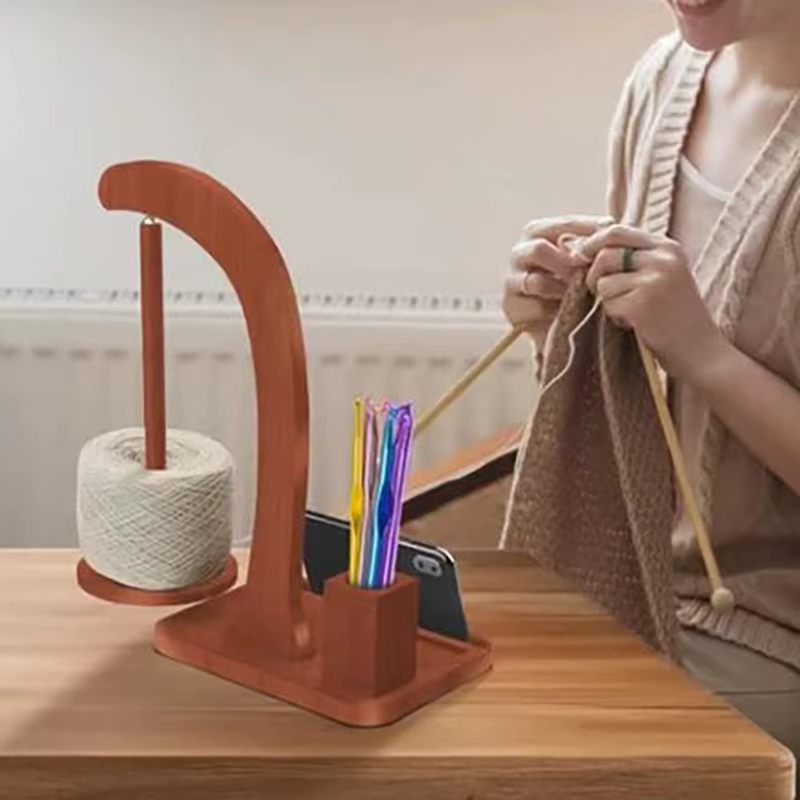 Soporte giratorio de madera para ovillos de crochet – Dispensador y estante de escritorio - imagen 2