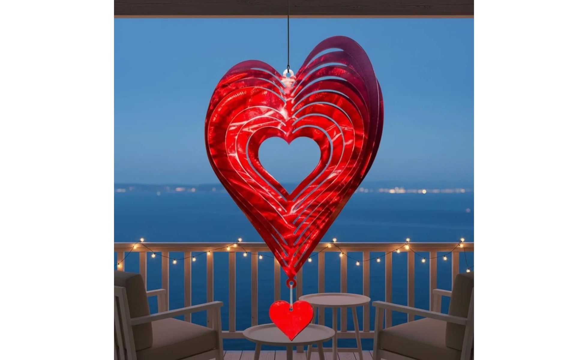 Corazón metálico girando con la brisa