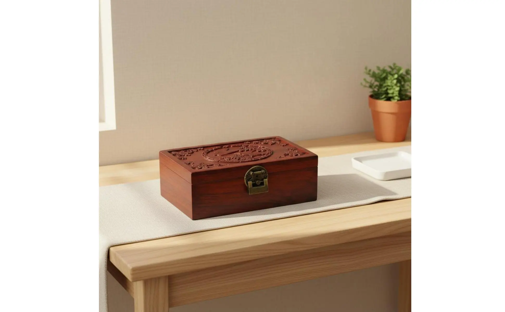 Caja joyería de madera vintage con cerradura y motivos tallados