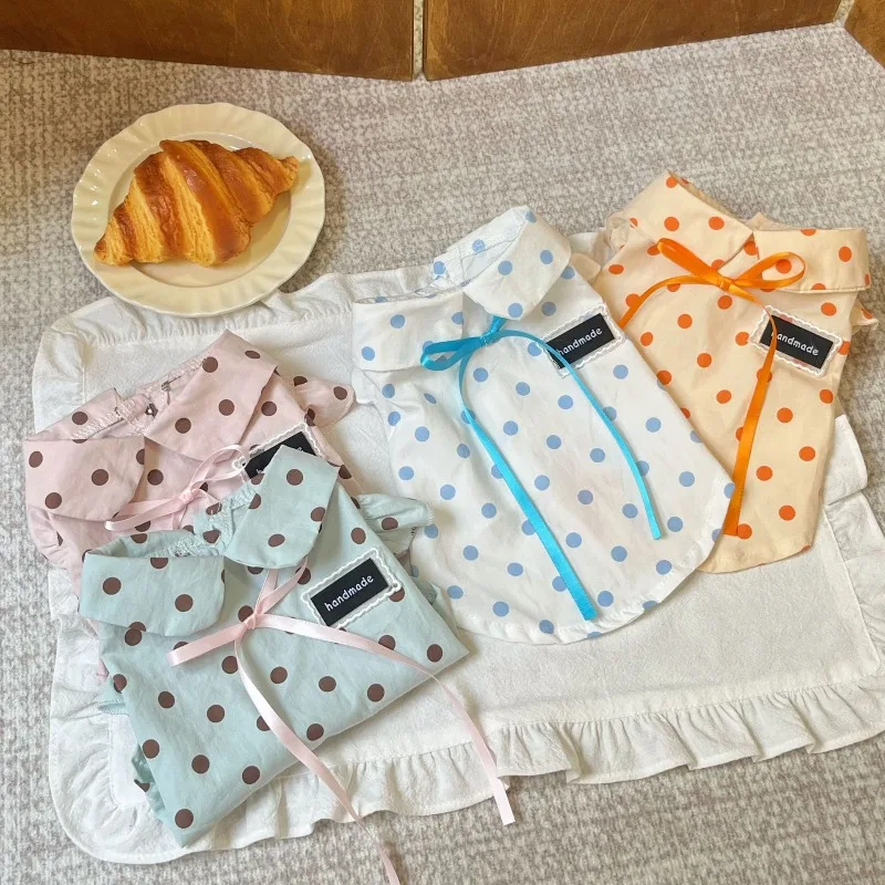 Camiseta de lunares para mascotas con diseño de mangas voladoras