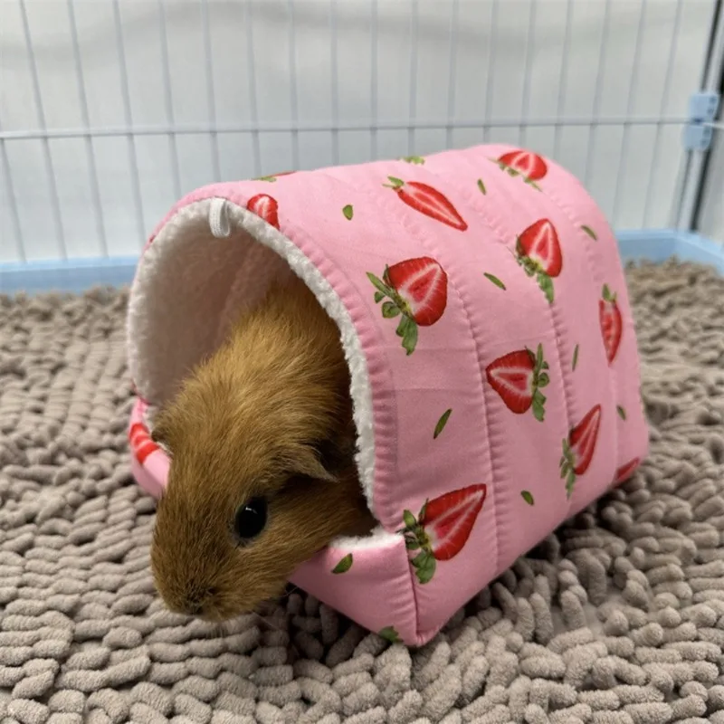 Un pequeño animal marrón está sentado en una canasta rosa con fresas