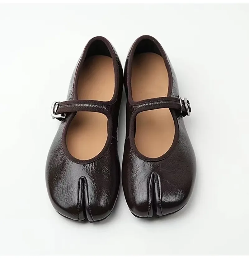 Enfoque frontal del zapato Mary Jane tipo tabi