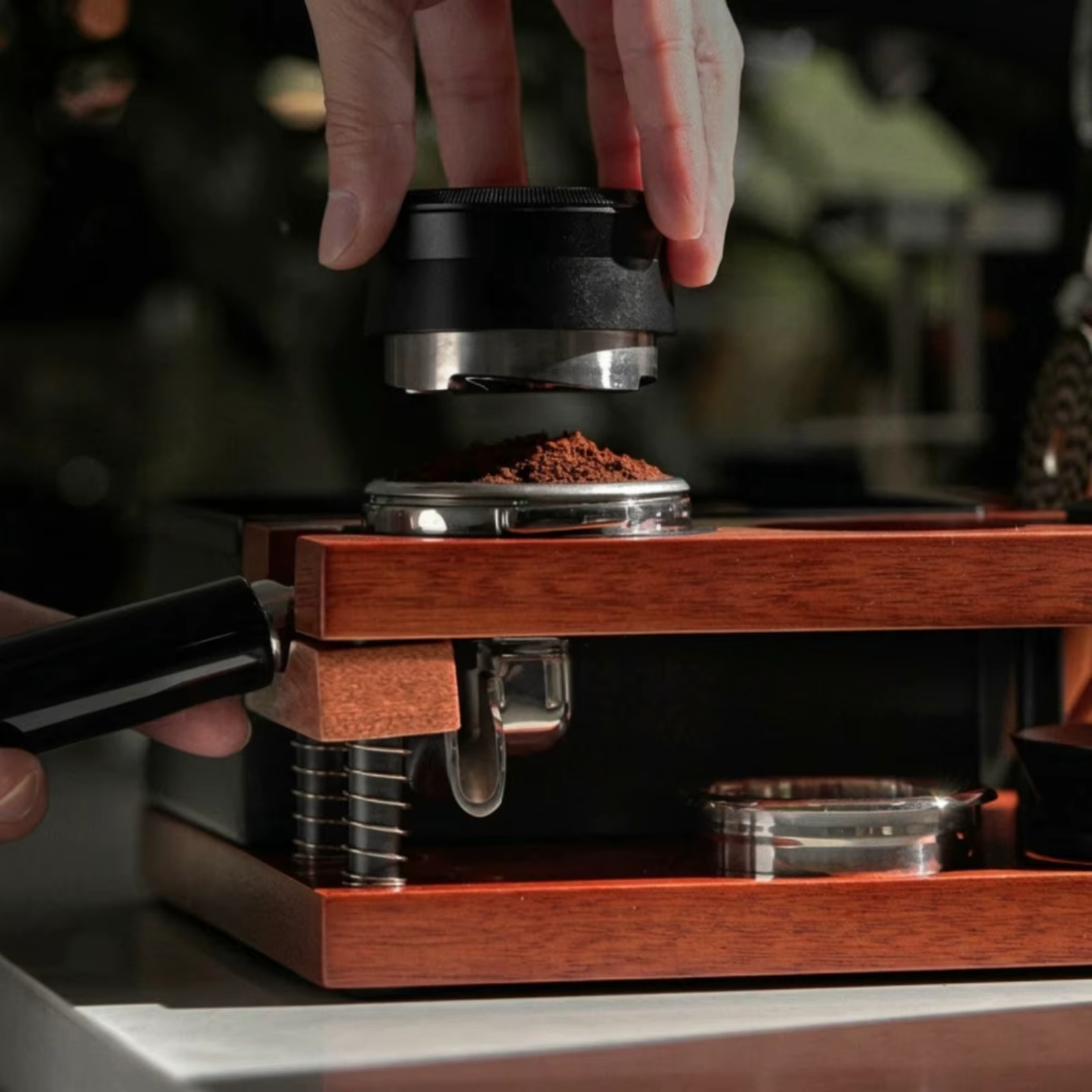 Soporte para tamper de espresso con resorte y múltiples orificios - imagen 3