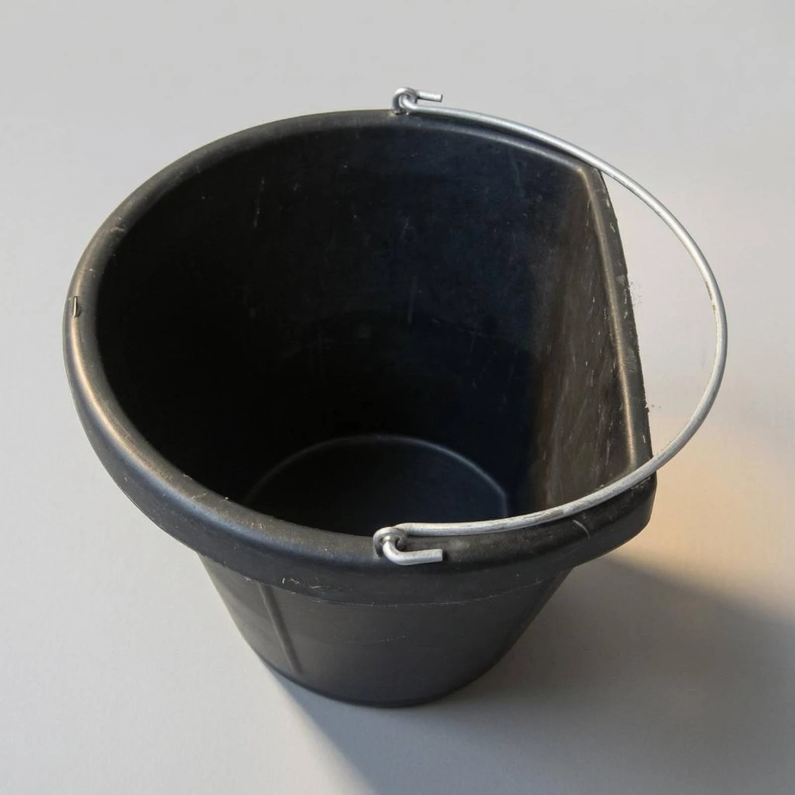 Cubo de goma con asa resistente para limpieza de gatos y perros - imagen 2