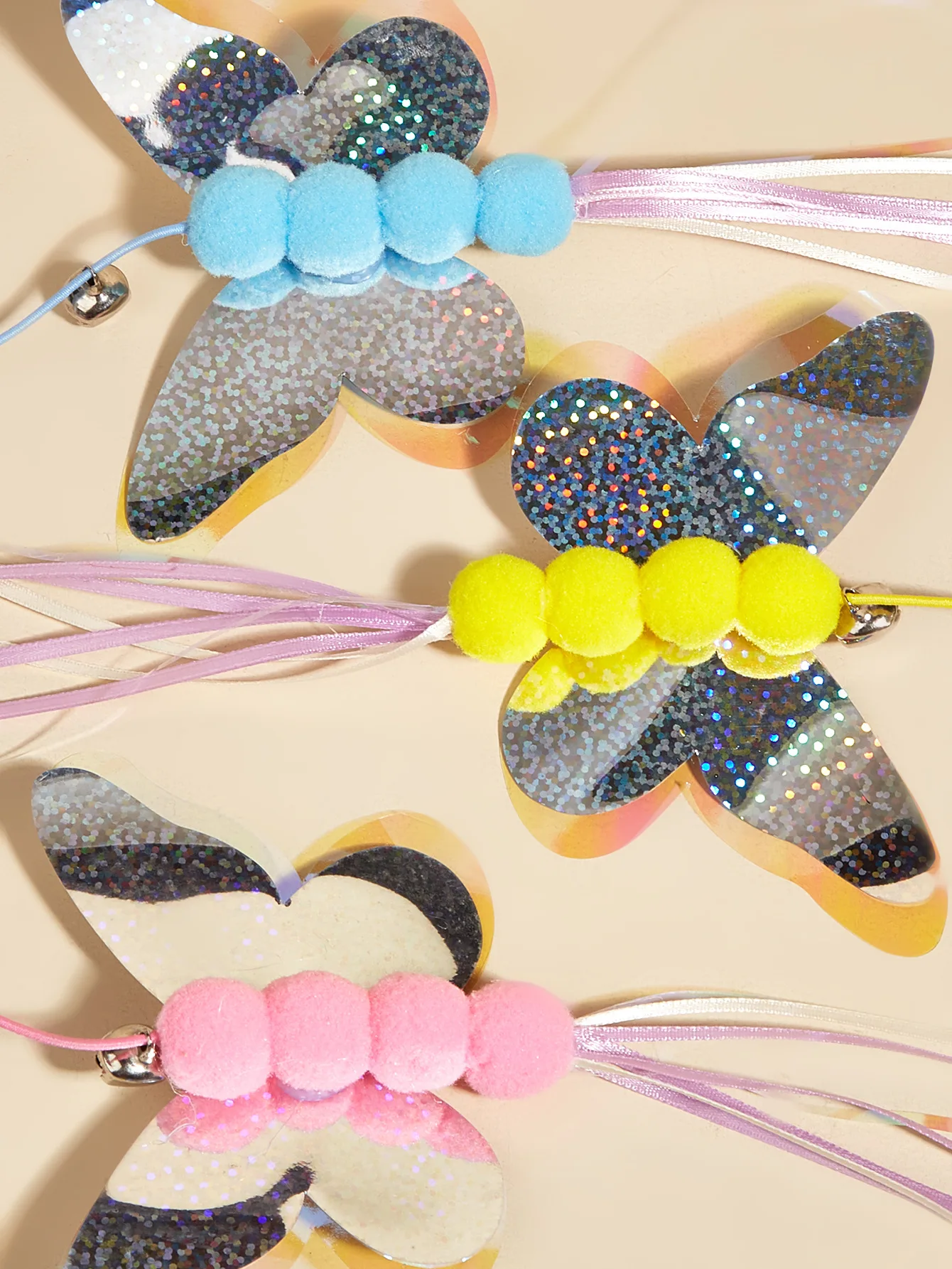 Detalle de plumas elásticas del columpio para gatos
