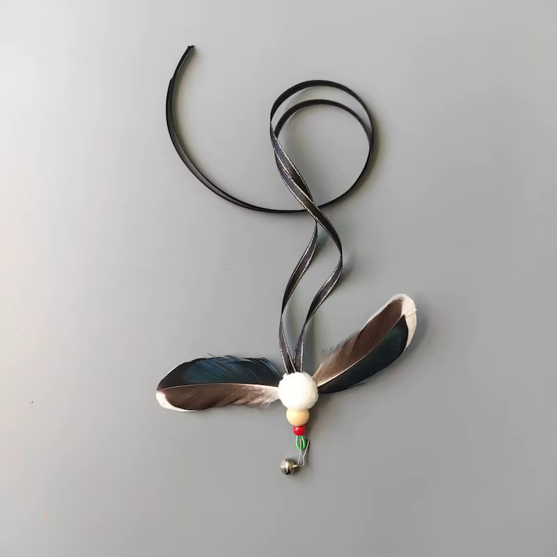 Juguete interactivo para gatos con cola larga y plumas de colores - imagen 2