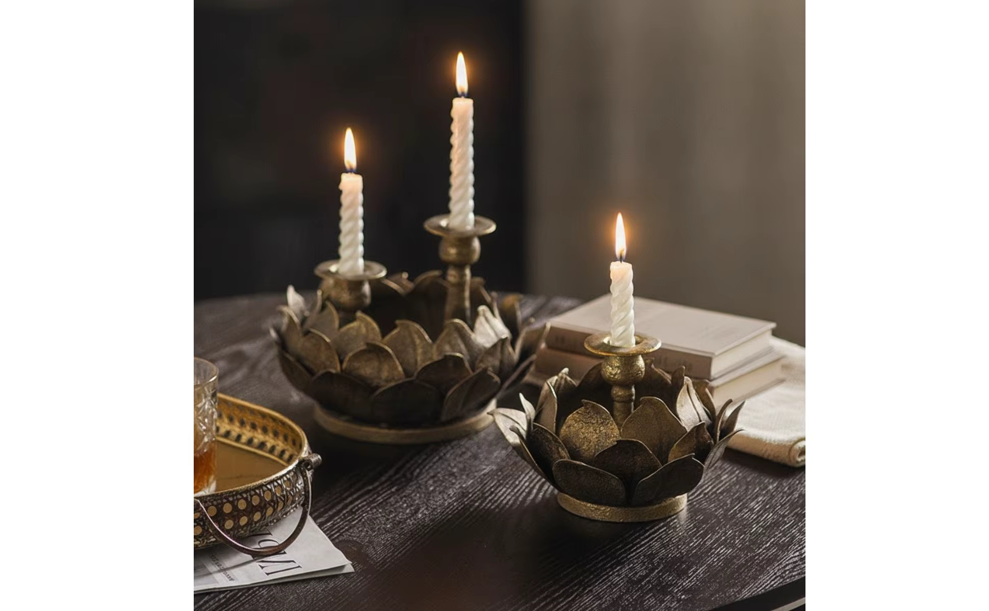 Candelabro de loto con vela cónica encendida