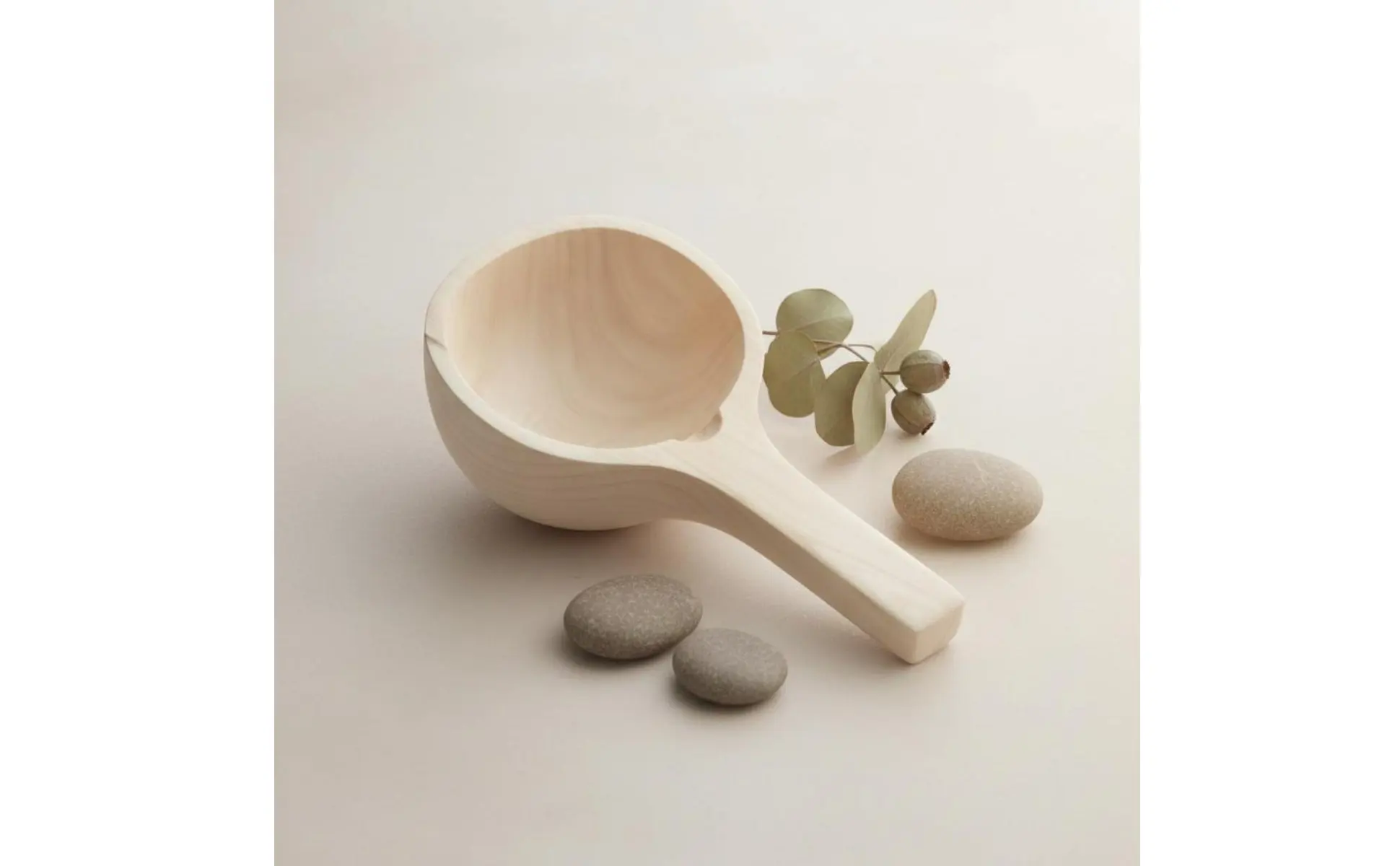 Cucharón de agua de madera aromática con cuerda para colgar