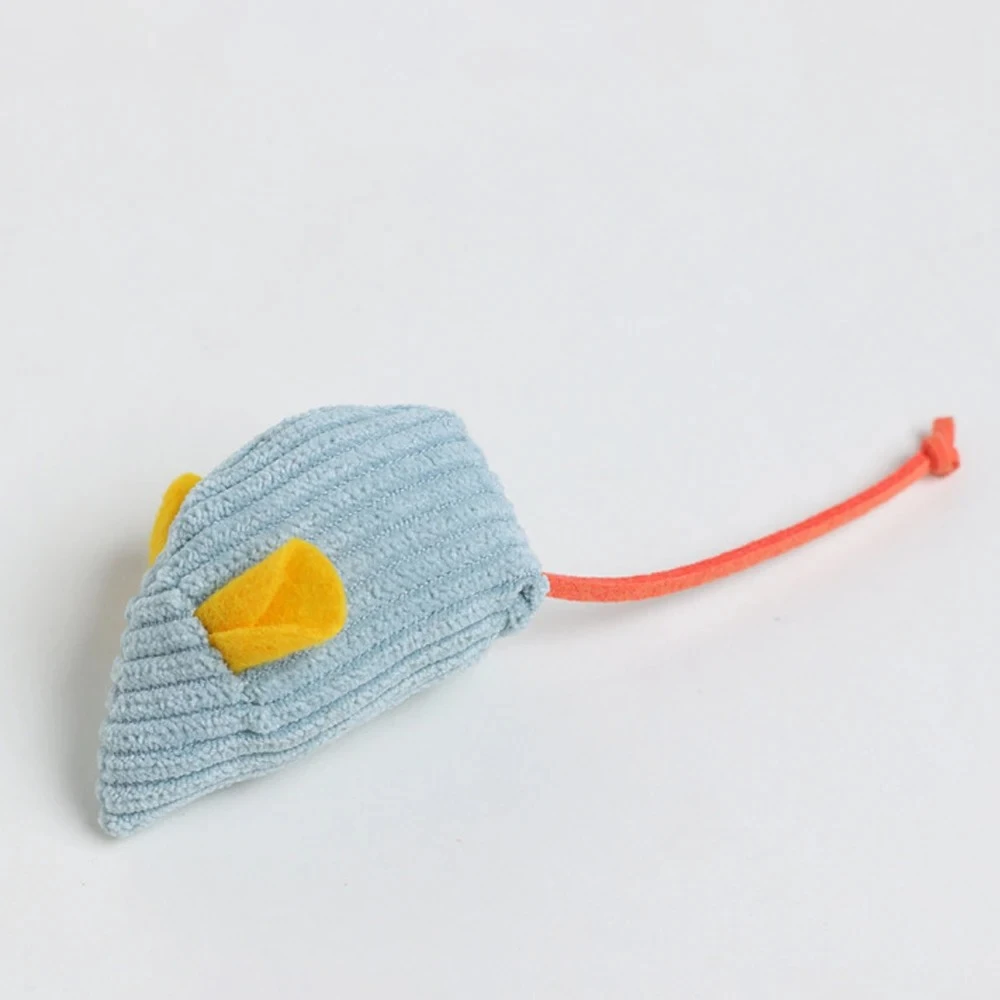Ratón de peluche con hierba gatera – vista 2
