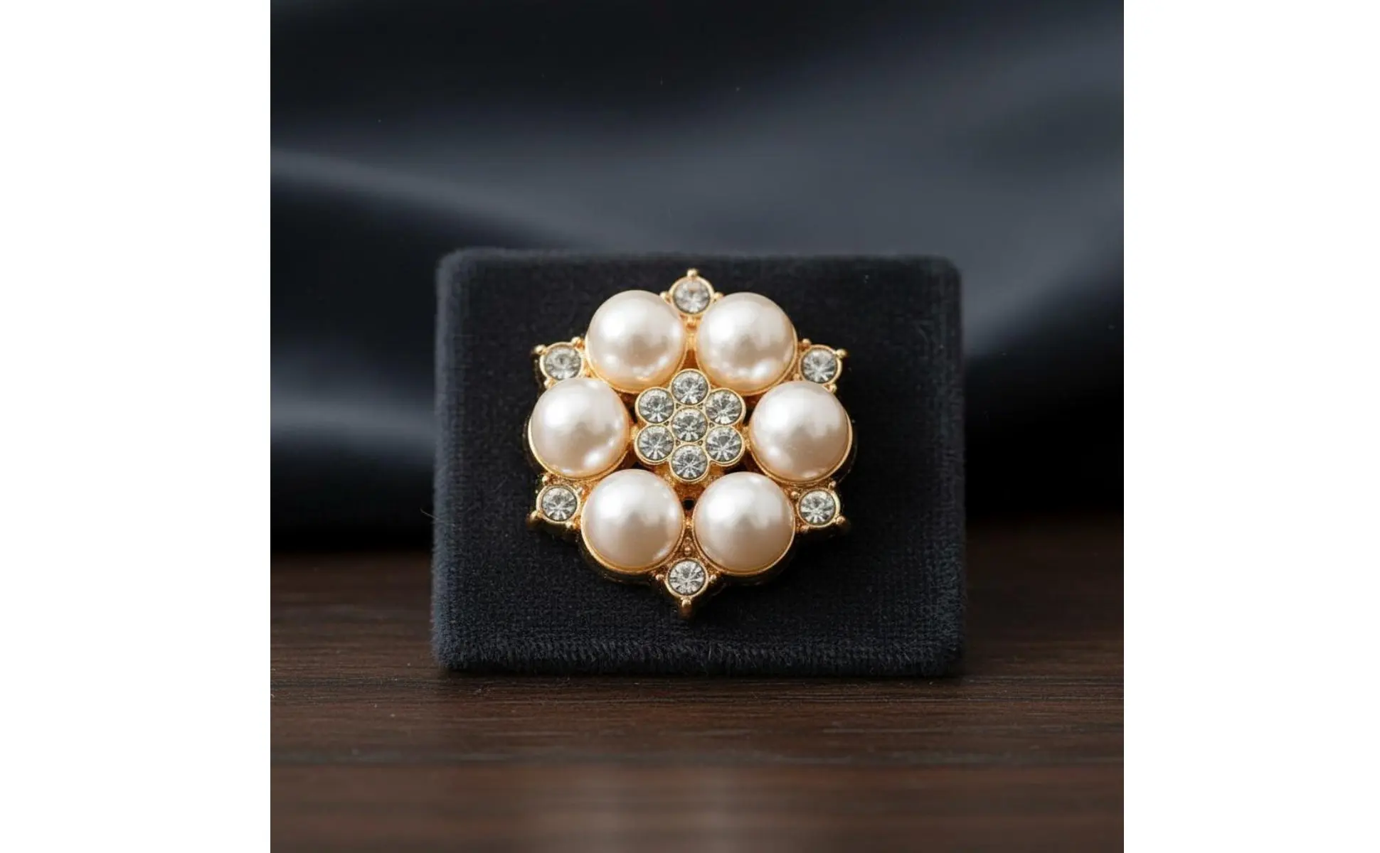 Botón con flor y strass: vista frontal