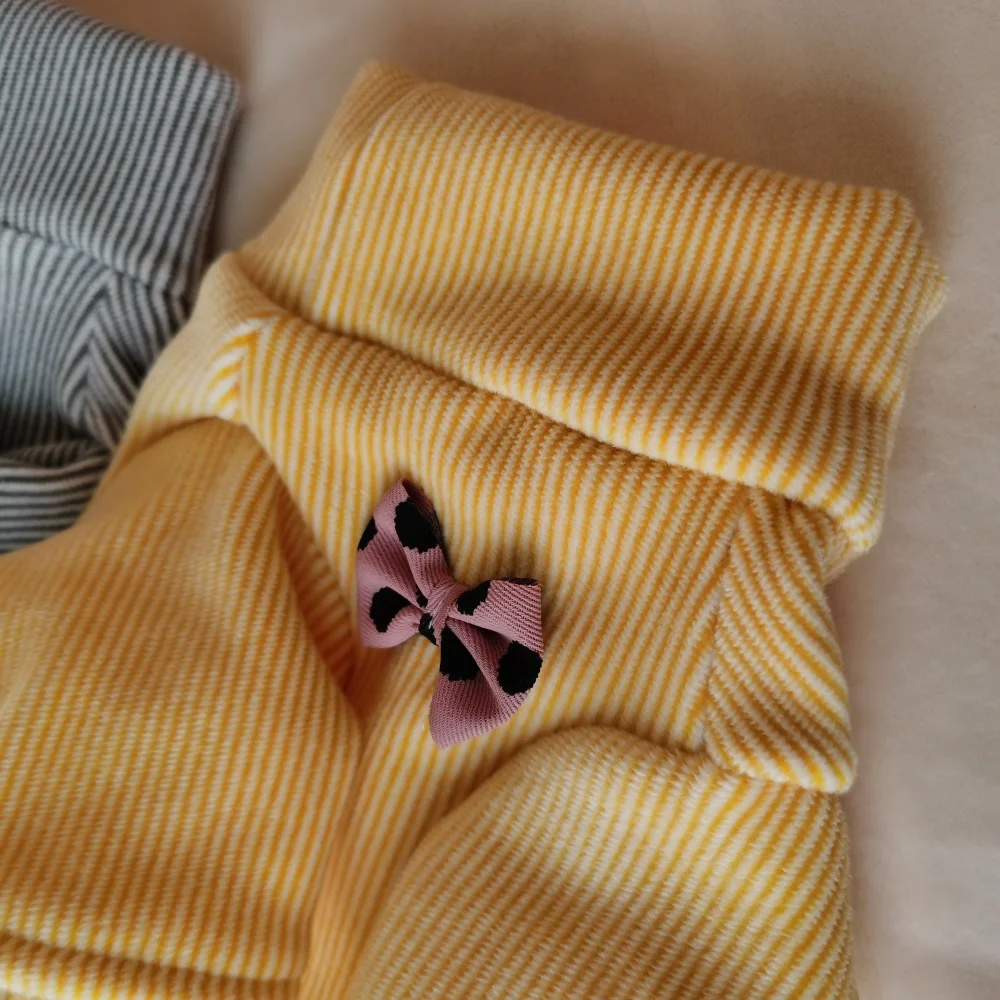Diseño a rayas con cuello alto