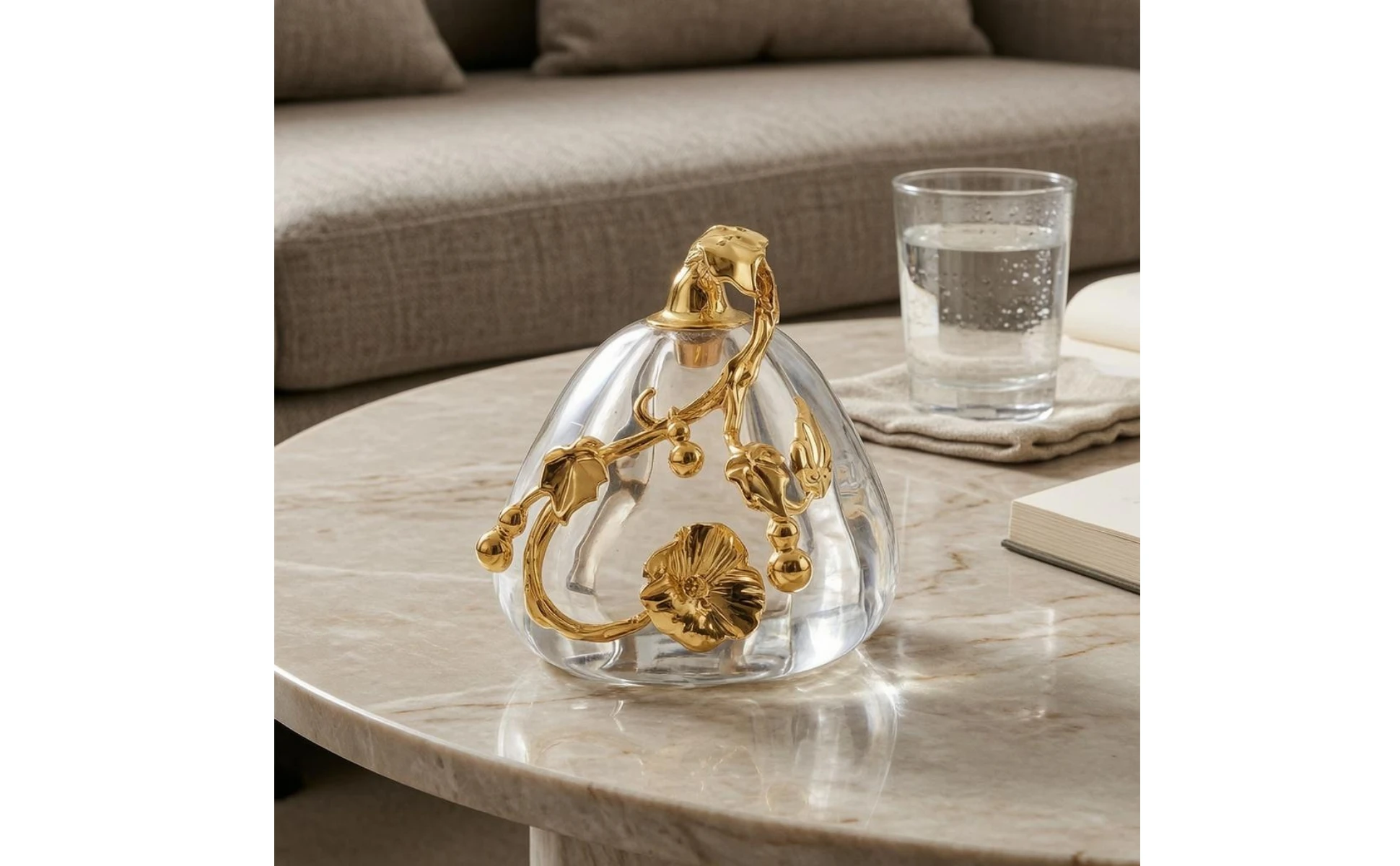 Adorno decorativo de vidrio transparente sobre superficie