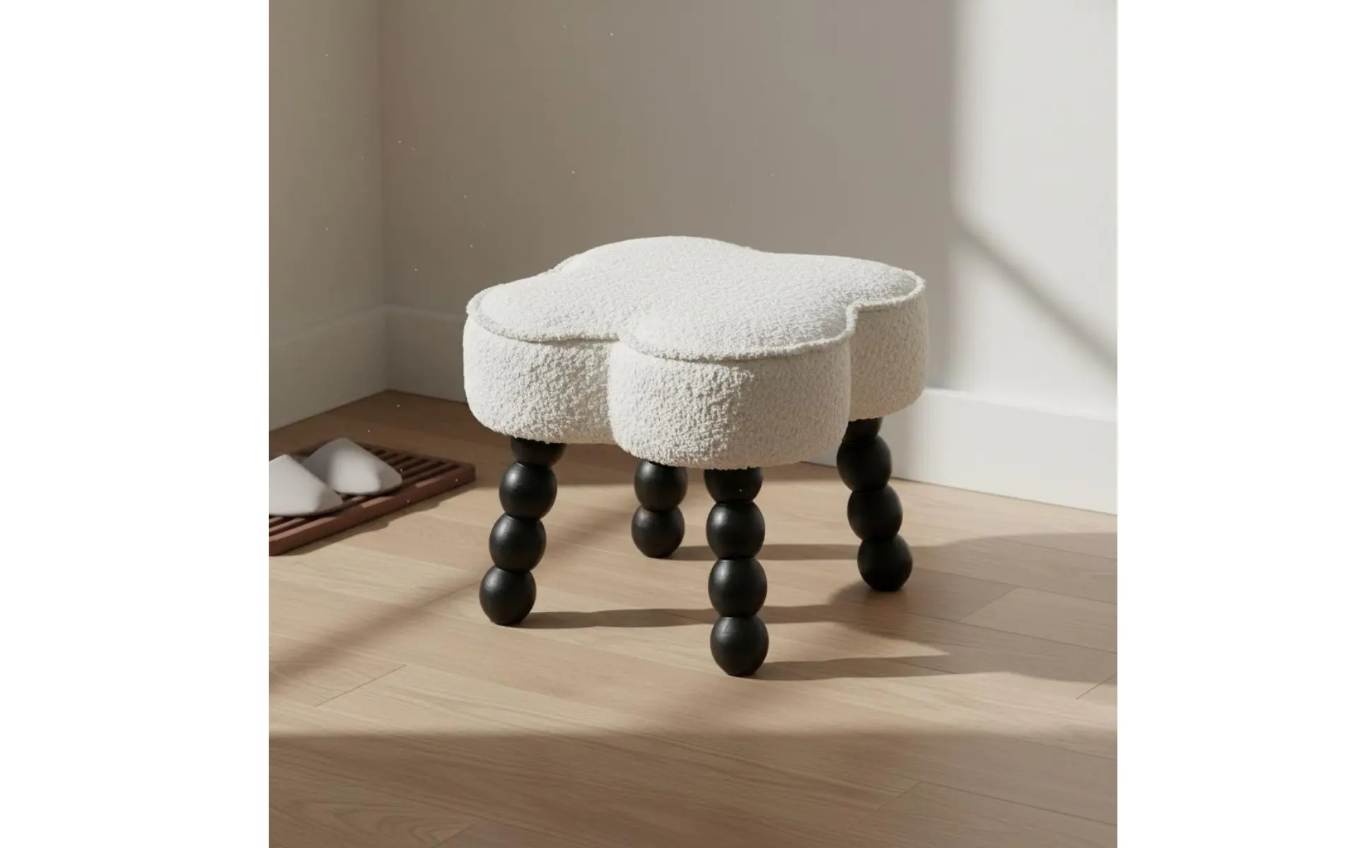 Detalle de patas de madera y tapizado sherpa del taburete