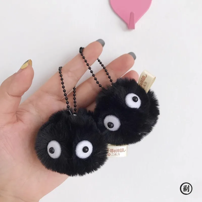 Llavero de peluche bola de carbón negra colgado de bolso