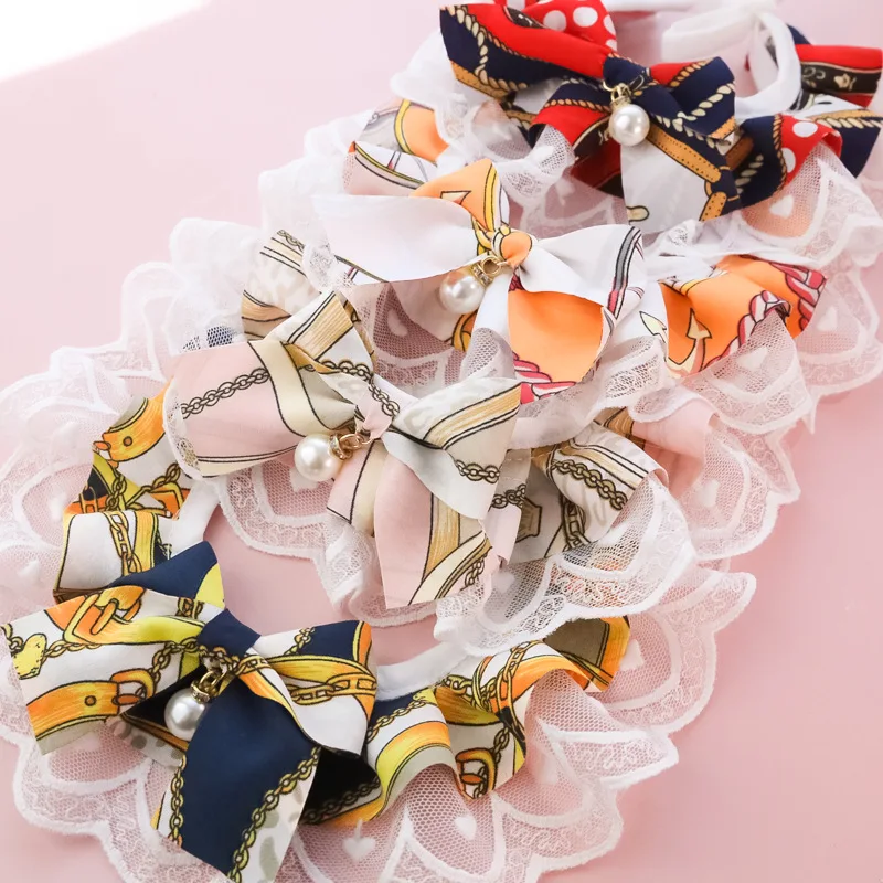 Detalle del lazo de encaje del collar para mascotas
