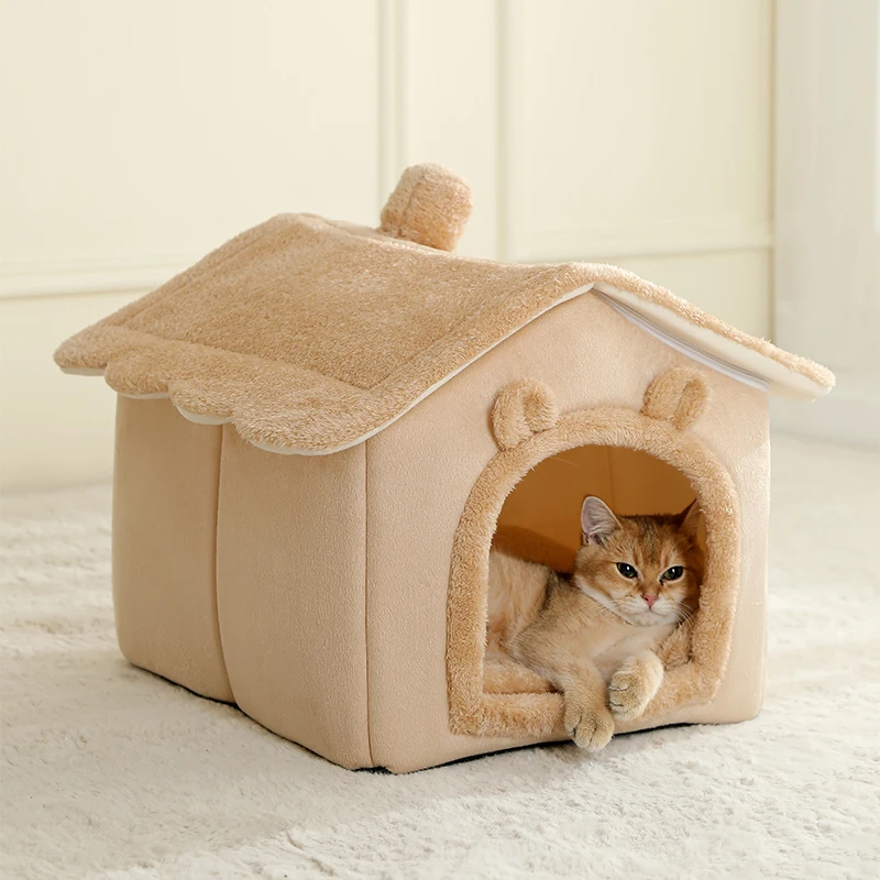 Interior acogedor de la casa plegable para mascotas mostrando una almohadilla esponjosa