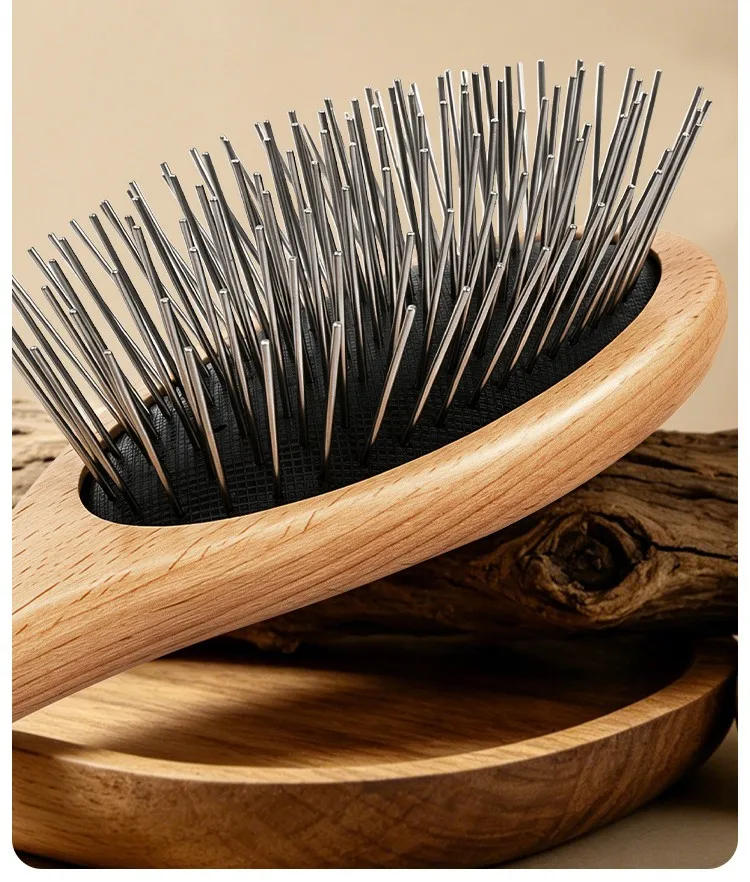 Aseo de mascotas con peine de madera