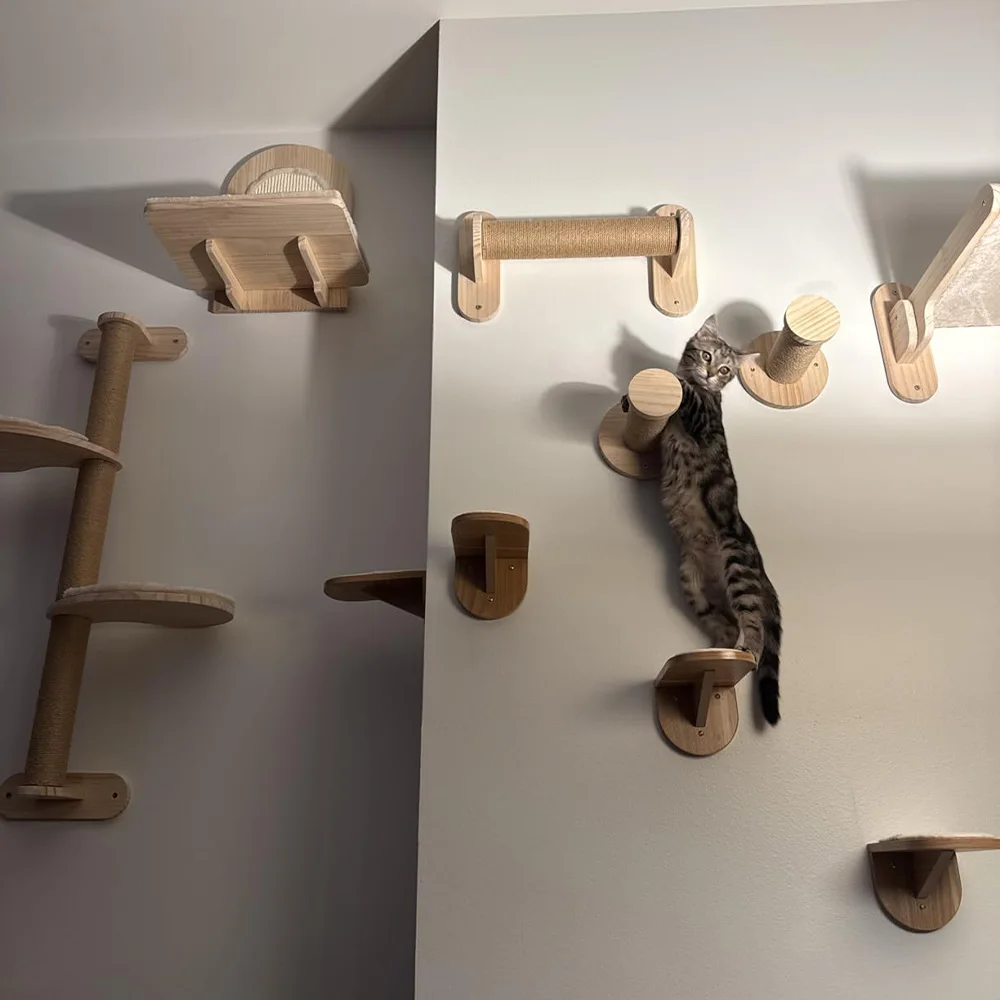 Vista general del árbol para gatos montado en pared