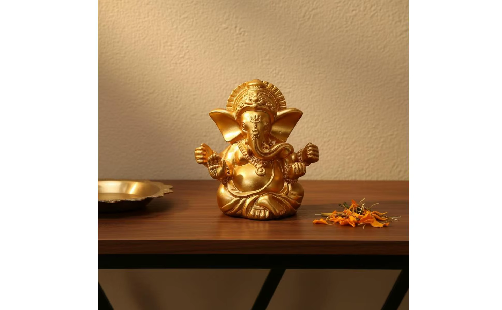 Detalle de la estatua de Ganpati en tono dorado