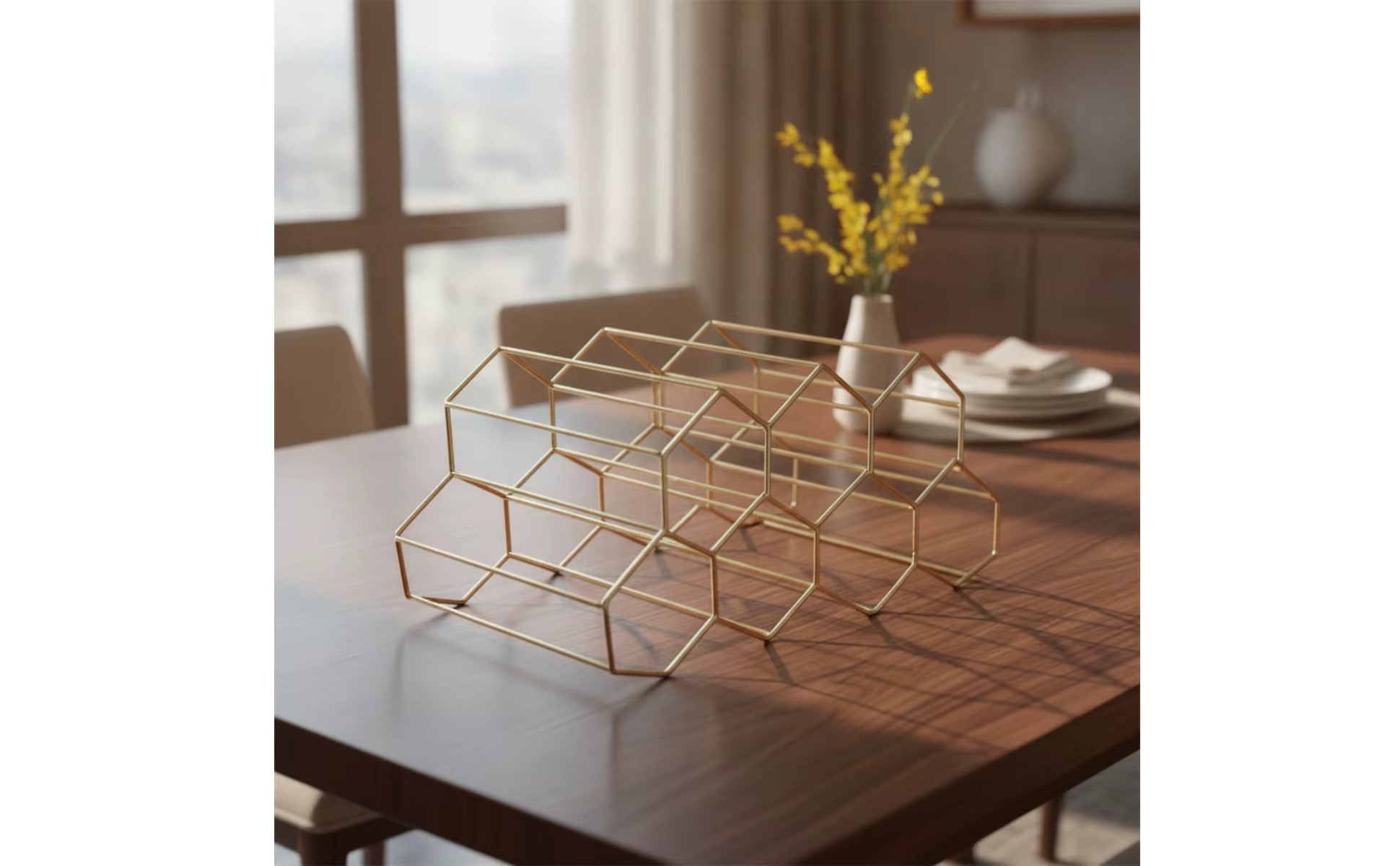 Estante hexagonal para vino sobre superficie de madera rústica