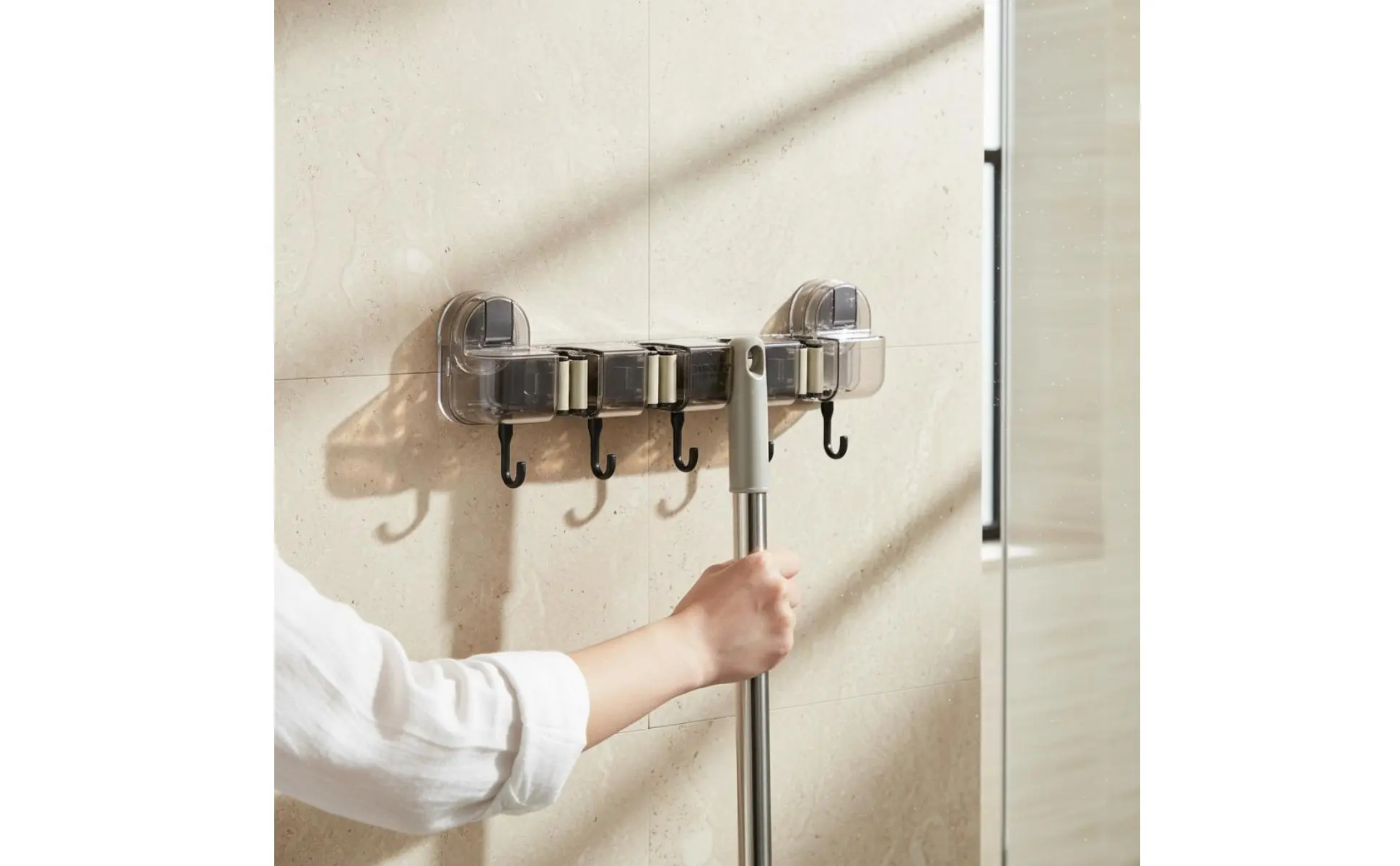 Soporte de pared para escobas con montaje adhesivo y ganchos